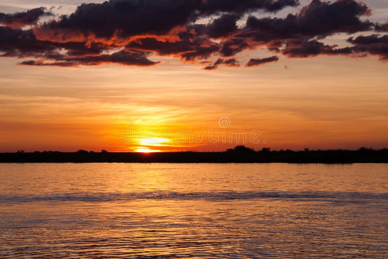 Coucher du soleil au-dessus de rivière de Chobe, Botswana photo libre de droits Coucher du soleil au-dessus de rivière de Chobe, Botswana photo libre de droits