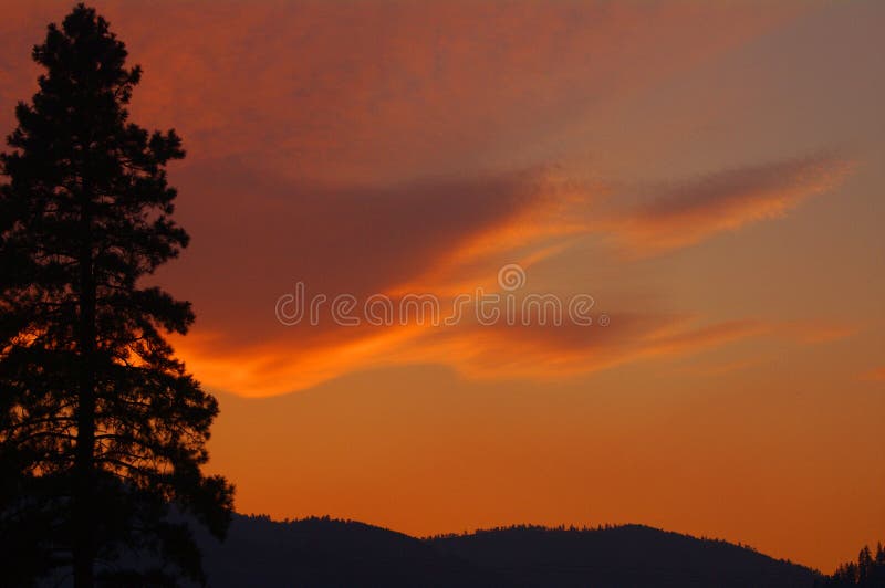 Coucher du soleil au-dessus de Sapphire Mountains, Montana images stock Coucher du soleil au-dessus de Sapphire Mountains, Montana images stock