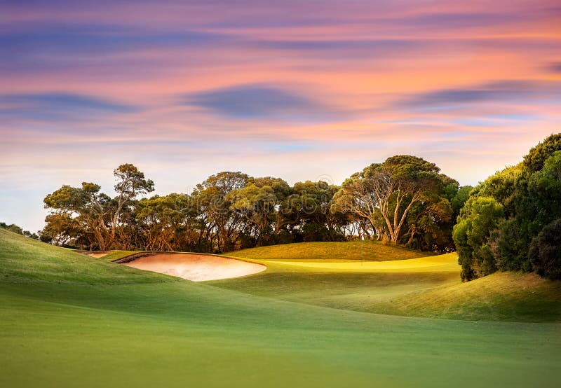 Coucher du soleil au-dessus de terrain de golf images stock Coucher du soleil au-dessus de terrain de golf images stock