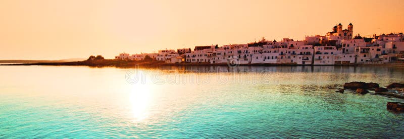 Coucher du soleil au-dessus de village de Naoussa photo libre de droits Coucher du soleil au-dessus de village de Naoussa photo libre de droits