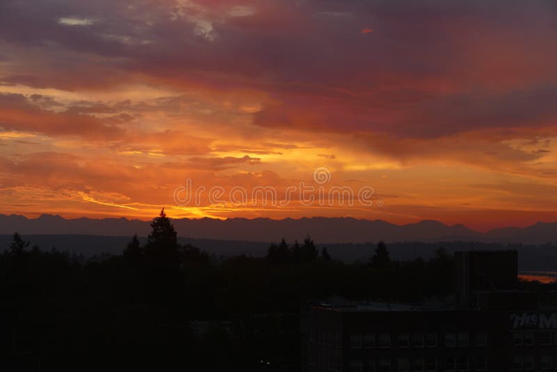 Coucher du soleil au-dessus de ville image stock Coucher du soleil au-dessus de ville image stock