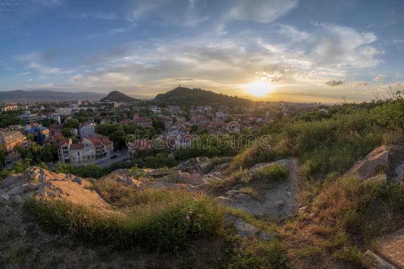 Coucher du soleil au-dessus de ville de Plovdiv, Bulgarie photos stock Coucher du soleil au-dessus de ville de Plovdiv, Bulgarie photos stock