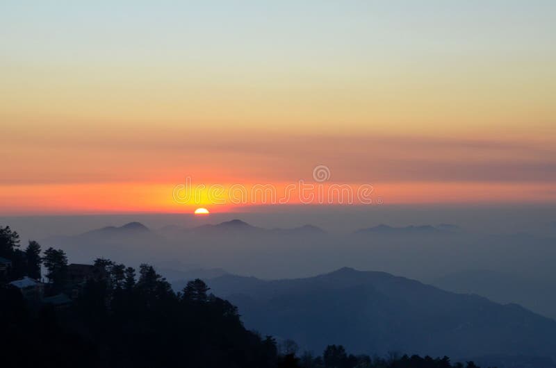 Coucher du soleil au-dessus des montagnes et des arbres de Murree Pendjab Pakistan photos libres de droits Coucher du soleil au-dessus des montagnes et des arbres de Murree Pendjab Pakistan photos libres de droits