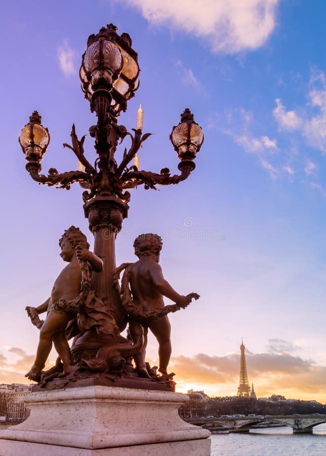 Coucher du soleil au-dessus du pont d'Alexandre III photos libres de droits Coucher du soleil au-dessus du pont d'Alexandre III photos libres de droits
