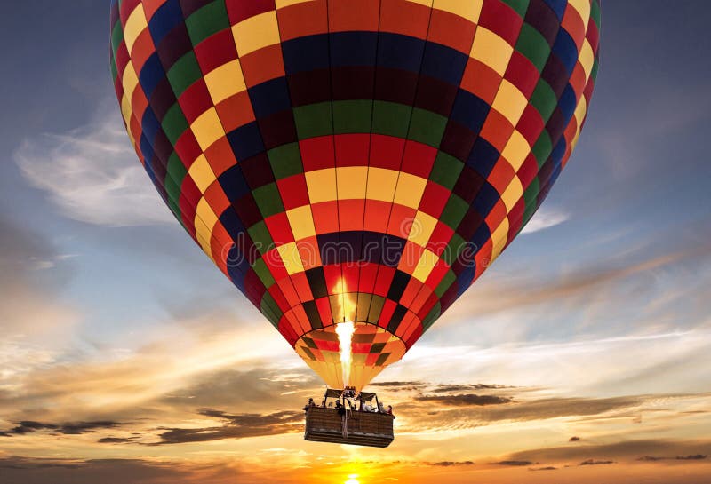 Coucher du soleil chaud de vol de ballon à air photo stock Coucher du soleil chaud de vol de ballon à air photo stock