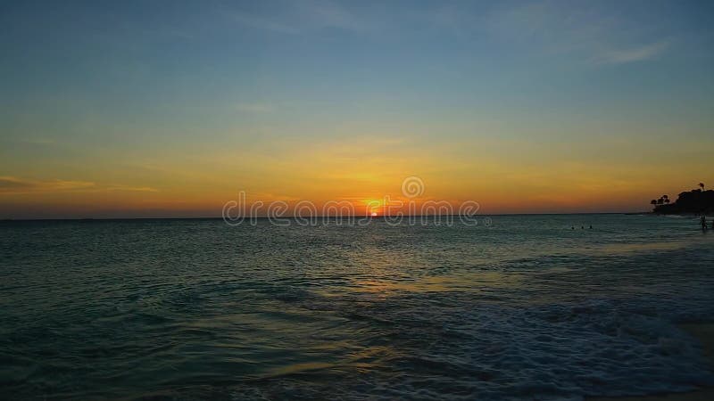 Coucher du soleil coloré de beauté étonnante sur les Caraïbe Île d'Aruba Vue inoubliable