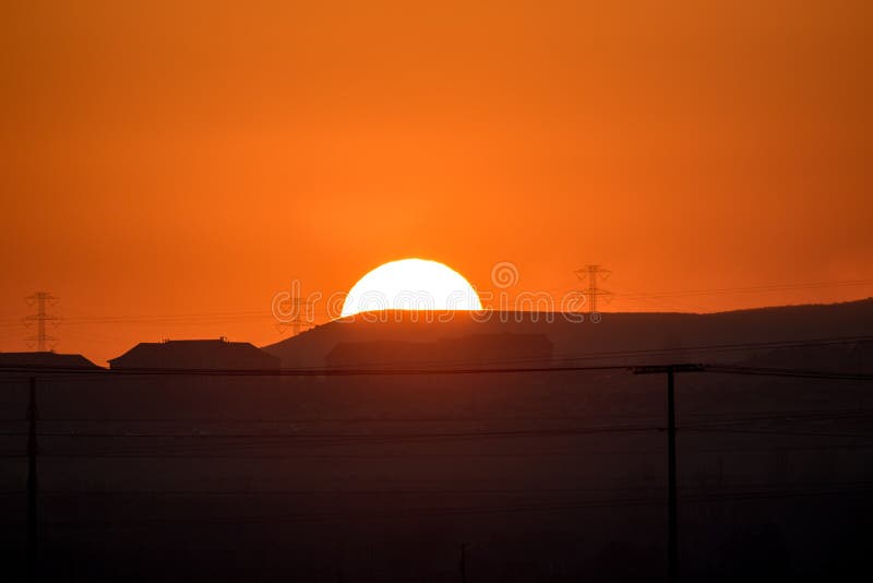 Coucher du soleil d'or au-dessus de la colline et des lignes électriques image stock Coucher du soleil d'or au-dessus de la colline et des lignes électriques image stock