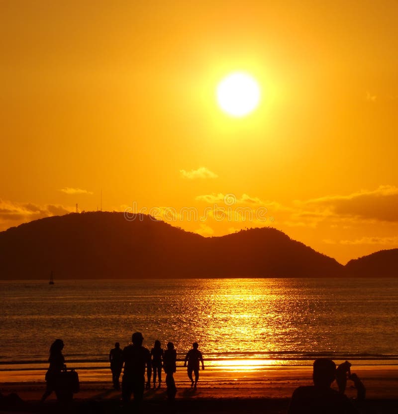 coucher du soleil d'or de gens de plage photos libres de droits coucher du soleil d'or de gens de plage photos libres de droits