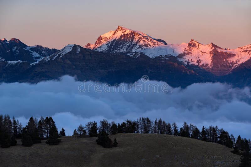 Coucher du soleil d'hiver sur le parc national d'Ecrins, Champsaur, Alpes, Frances photo libre de droits Coucher du soleil d'hiver sur le parc national d'Ecrins, Champsaur, Alpes, Frances photo libre de droits