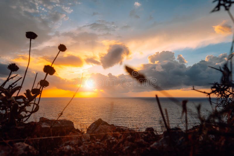 Coucher du soleil d'or magique au-dessus de mer Cloudscape spectaculaire sur l'horizon photo libre de droits Coucher du soleil d'or magique au-dessus de mer Cloudscape spectaculaire sur l'horizon photo libre de droits