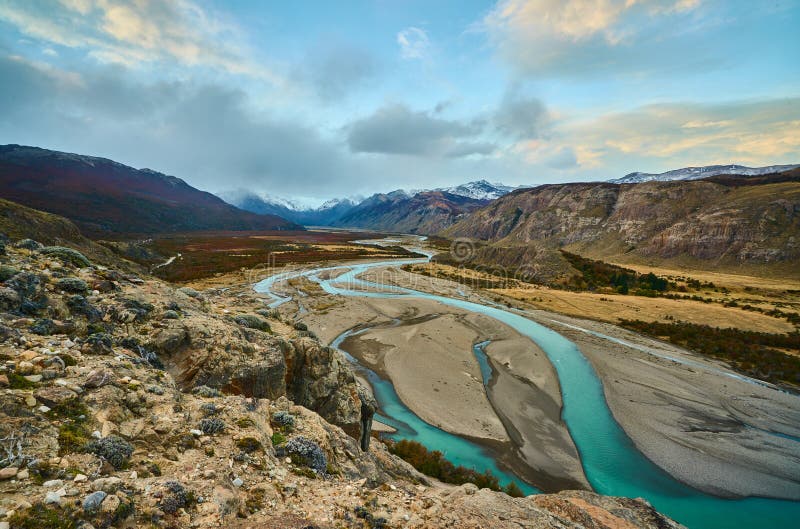Coucher du soleil dans la visibilité directe Glaciares, vue de parc national de la vallée, de la rivière et des montagnes Patagon images libres de droits Coucher du soleil dans la visibilité directe Glaciares, vue de parc national de la vallée, de la rivière et des montagnes Patagon images libres de droits