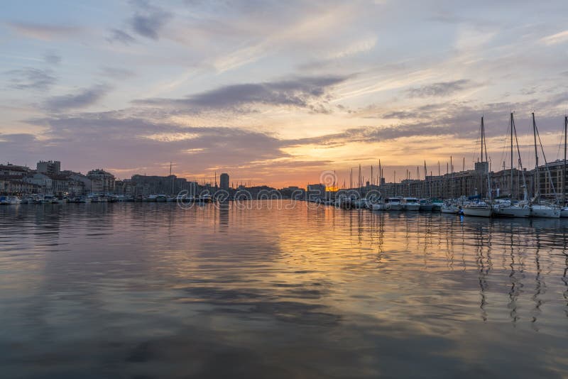 Coucher Du Soleil Dans Le Vieux Port Lendroit Populaire