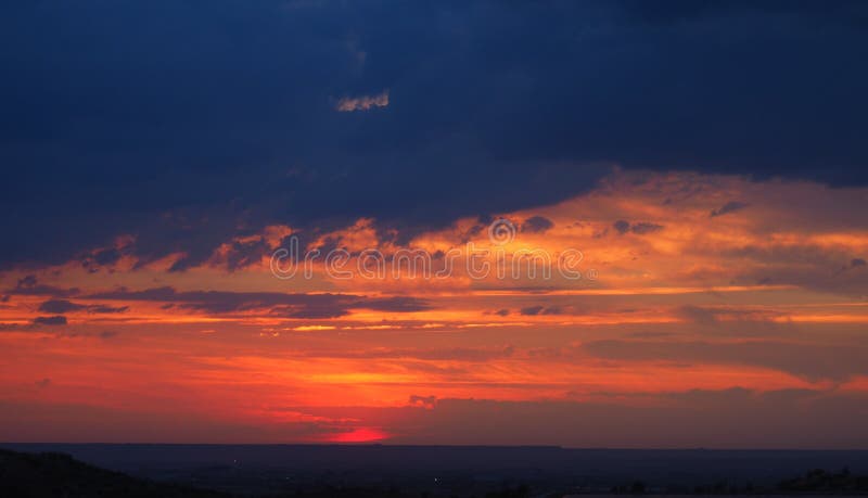 Coucher du soleil dans les montagnes de Mollerussa, Lérida photo libre de droits Coucher du soleil dans les montagnes de Mollerussa, Lérida photo libre de droits