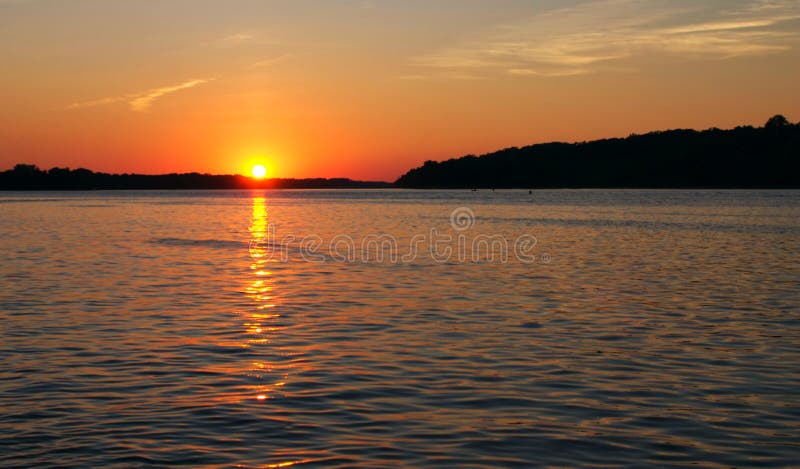 Coucher du soleil de Fleuve Mississippi photographie stock libre de droits Coucher du soleil de Fleuve Mississippi photographie stock libre de droits
