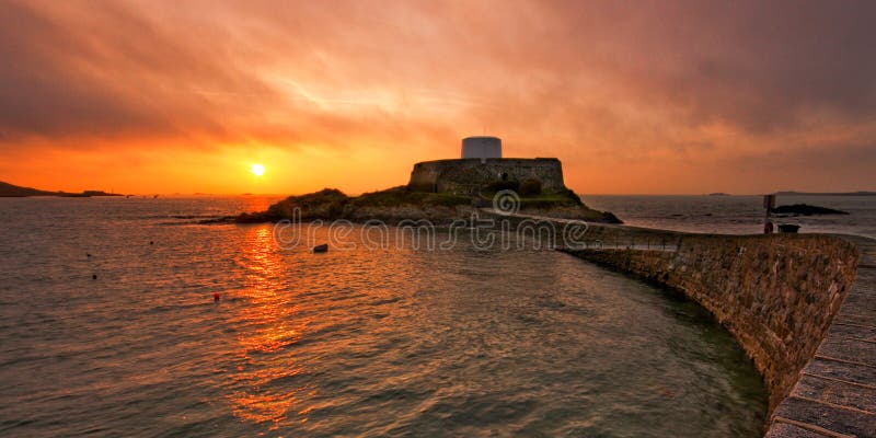 Coucher du soleil de Grey Guernsey de fort images stock Coucher du soleil de Grey Guernsey de fort images stock