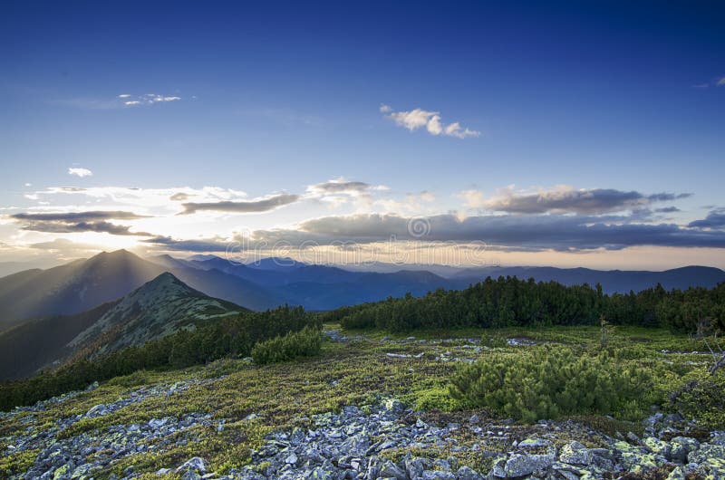 Download Coucher Du Soleil De Montagne Image stock - Image du extérieur, excessif: 56479609
