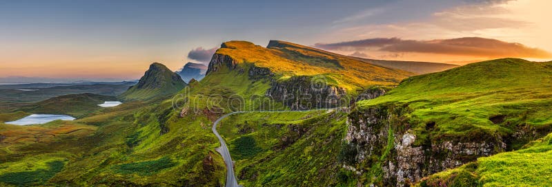 Coucher du soleil de montagnes de Quiraing à l'île de Skye, Scottland, parents unis images libres de droits Coucher du soleil de montagnes de Quiraing à l'île de Skye, Scottland, parents unis images libres de droits