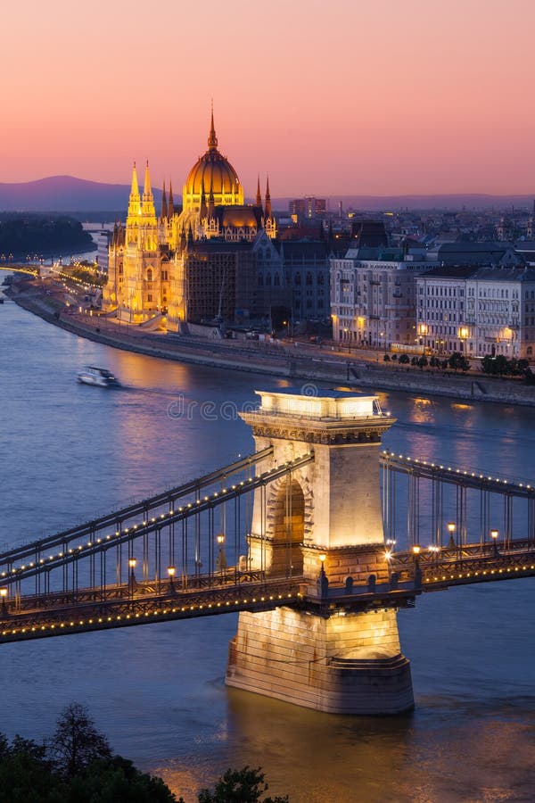 Coucher du soleil de paysage urbain de Budapest avec le bâtiment de pont à chaînes et de Parlement