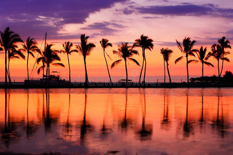 Coucher du soleil de plage d'Hawaï - paysage tropical de paradis