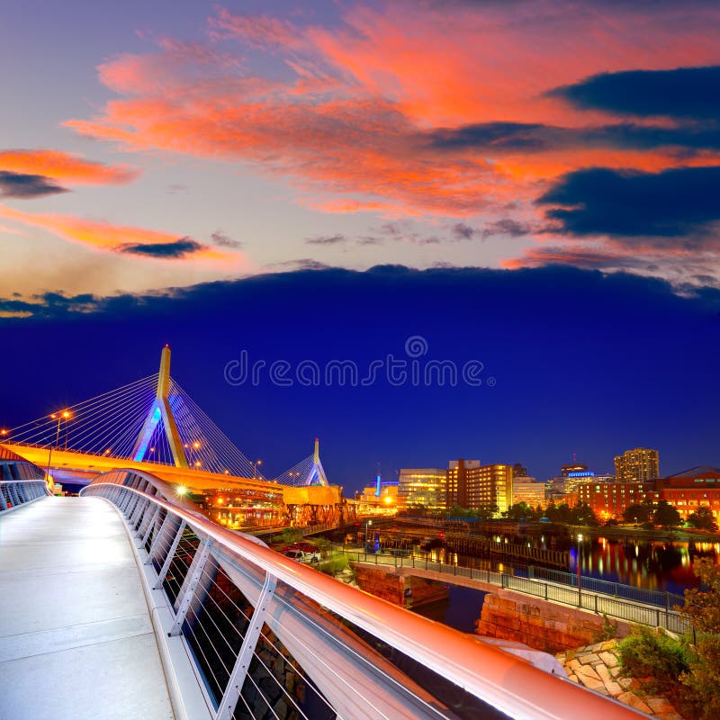 Coucher du soleil de pont de Boston Zakim dans le Massachusetts photos stock Coucher du soleil de pont de Boston Zakim dans le Massachusetts photos stock