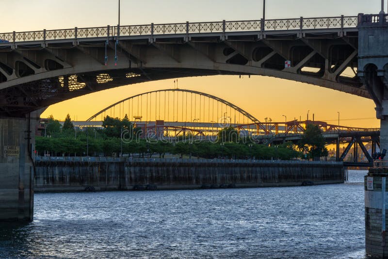 Coucher du soleil de pont de Burnside photos stock Coucher du soleil de pont de Burnside photos stock