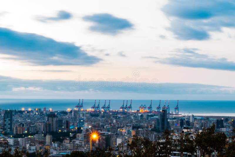 Coucher Du Soleil De Port De Beyrouth Avec Un Modèle Gentil