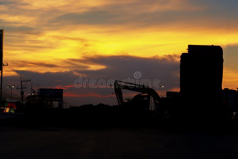 Coucher du soleil de silhouette de chantier de constructions photographie stock libre de droits Coucher du soleil de silhouette de chantier de constructions photographie stock libre de droits