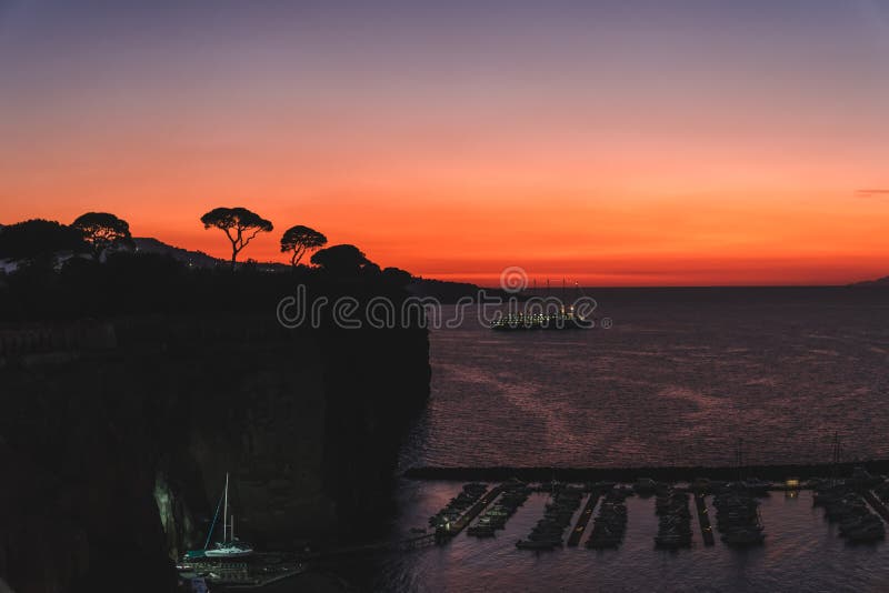 Coucher du soleil dramatique au-dessus des montagnes et de la mer de la baie Italie de Sorrente photos libres de droits Coucher du soleil dramatique au-dessus des montagnes et de la mer de la baie Italie de Sorrente photos libres de droits