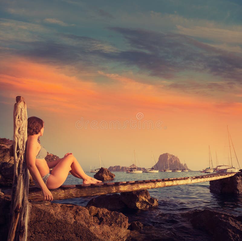Coucher du soleil es Vedra de pilier de fille d'Ibiza cala d Hort photographie stock Coucher du soleil es Vedra de pilier de fille d'Ibiza cala d Hort photographie stock