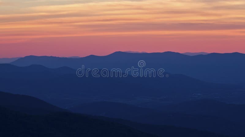 Coucher du soleil fumeux de montagnes en stationnement national de Shenandoah image libre de droits Coucher du soleil fumeux de montagnes en stationnement national de Shenandoah image libre de droits