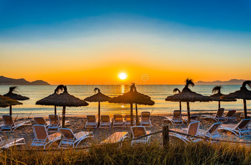 Coucher du soleil idyllique à la plage avec le beau soleil orange au ciel images stock Coucher du soleil idyllique à la plage avec le beau soleil orange au ciel images stock