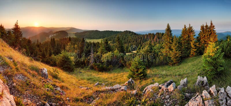 Coucher du soleil impeccable de panorama de paysage de montagne de vert forêt - Slovaquie photos libres de droits Coucher du soleil impeccable de panorama de paysage de montagne de vert forêt - Slovaquie photos libres de droits