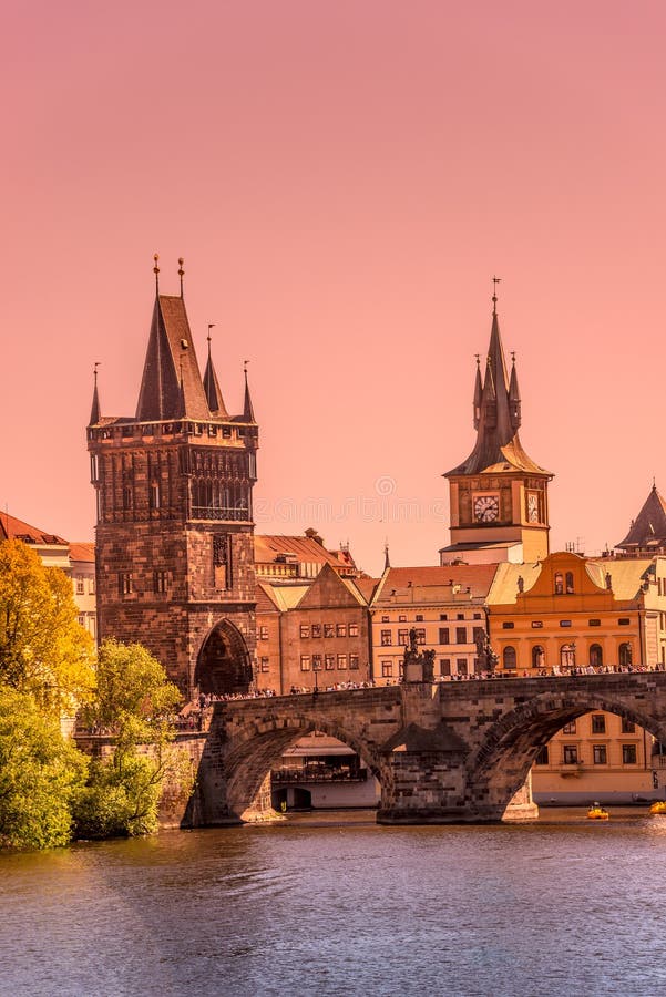 Coucher du soleil magnifique au-dessus de la vieille ville Charles Bridge Tower Gateway à Prague, République Tchèque, heure d'été photo stock Coucher du soleil magnifique au-dessus de la vieille ville Charles Bridge Tower Gateway à Prague, République Tchèque, heure d'été photo stock