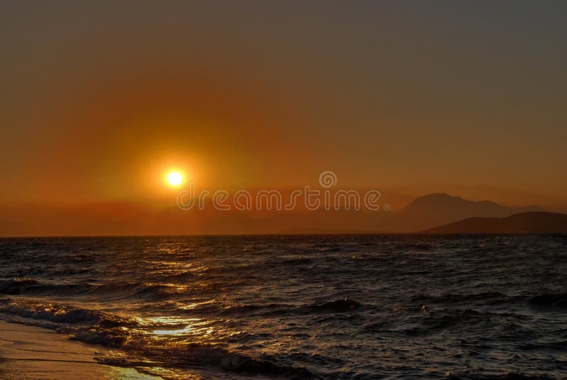 Coucher du soleil, mer et montagnes photos libres de droits Coucher du soleil, mer et montagnes photos libres de droits