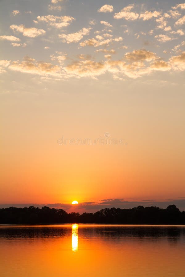 Coucher du soleil du Missouri au-dessus de lac dans l'Ozarks