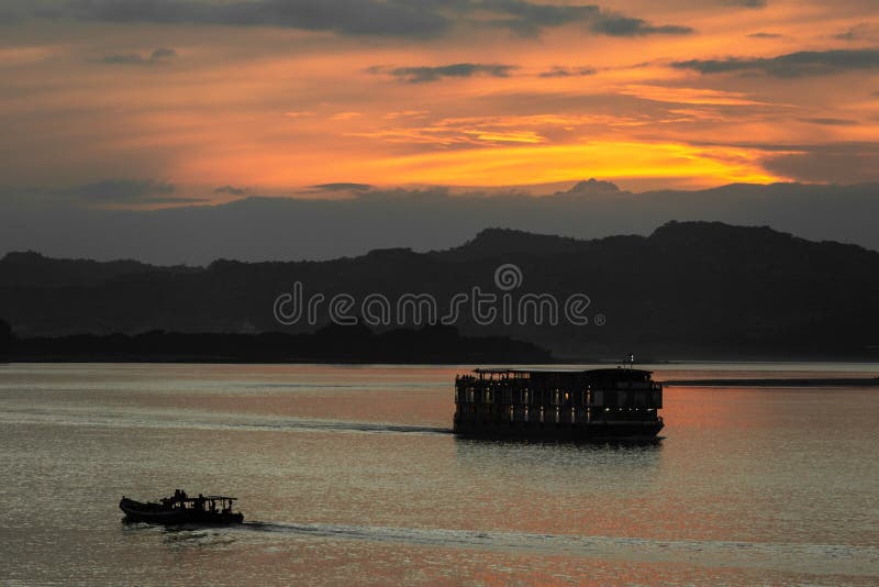 Coucher du soleil Myanmar de rivière d'Ayarwaddy image stock Coucher du soleil Myanmar de rivière d'Ayarwaddy image stock