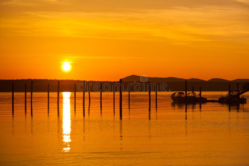 Coucher du soleil orange d'or dans Anacortes, port de bateau de WA photos stock Coucher du soleil orange d'or dans Anacortes, port de bateau de WA photos stock