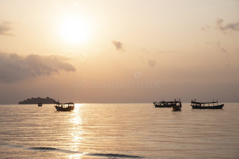 Coucher du soleil orange sur le paysage tropical de bord de la mer Photo de voyage du Cambodge Vue de mer et de ciel avec la silh photo libre de droits Coucher du soleil orange sur le paysage tropical de bord de la mer Photo de voyage du Cambodge Vue de mer et de ciel avec la silh photo libre de droits