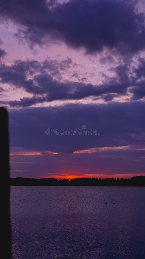 Coucher du soleil pourpre violet, surface de la Mer Noire sous le ciel images libres de droits Coucher du soleil pourpre violet, surface de la Mer Noire sous le ciel images libres de droits
