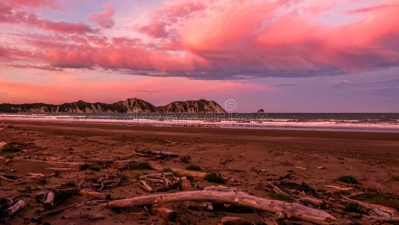 Coucher du soleil rose à la plage près de Waikaremoana Nouvelle-Zélande images libres de droits Coucher du soleil rose à la plage près de Waikaremoana Nouvelle-Zélande images libres de droits