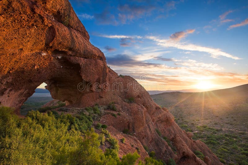 Coucher du soleil rouge de voûte de montagne de roche avec des nuages près de Calitzdorp dans Sou photo libre de droits Coucher du soleil rouge de voûte de montagne de roche avec des nuages près de Calitzdorp dans Sou photo libre de droits