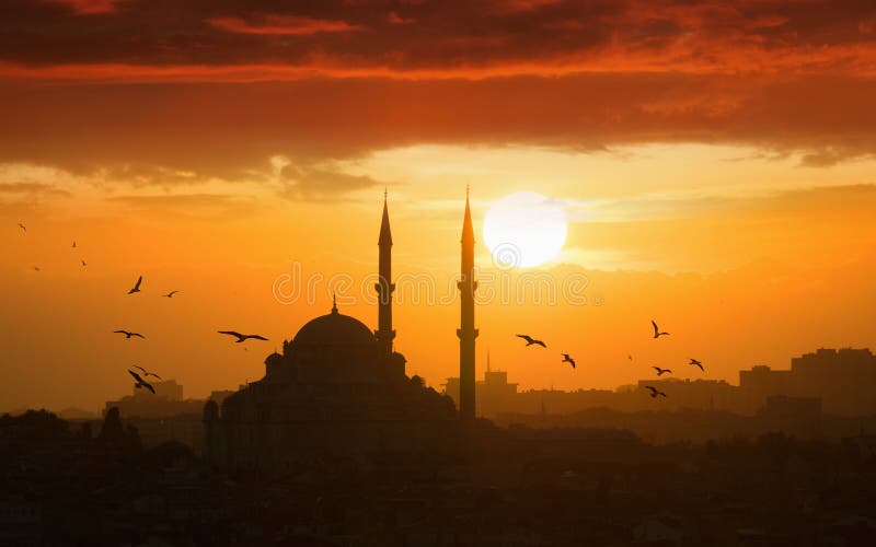 Coucher du soleil rougeoyant à Istanbul, Turquie images libres de droits Coucher du soleil rougeoyant à Istanbul, Turquie images libres de droits