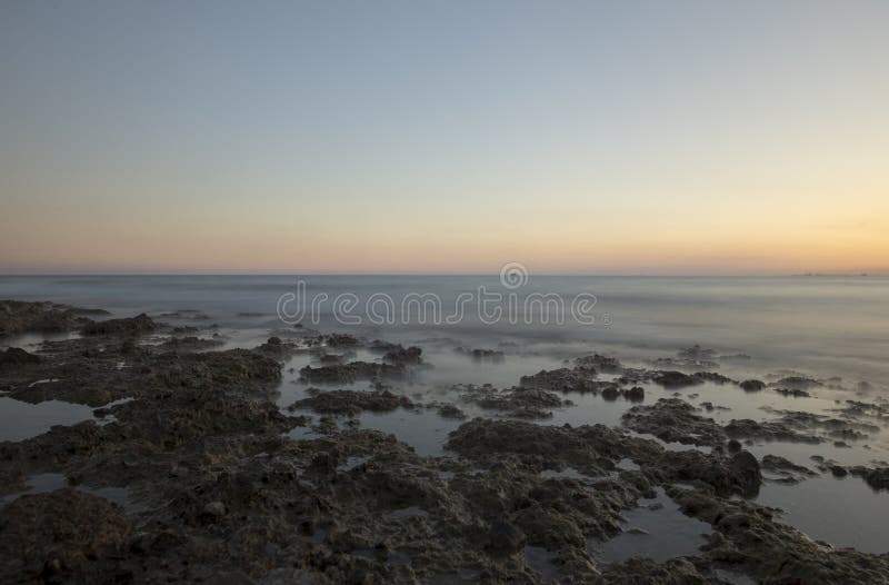 Coucher du soleil sur Costa Azahar à côté d'Oropesa Del Mar image libre de droits Coucher du soleil sur Costa Azahar à côté d'Oropesa Del Mar image libre de droits