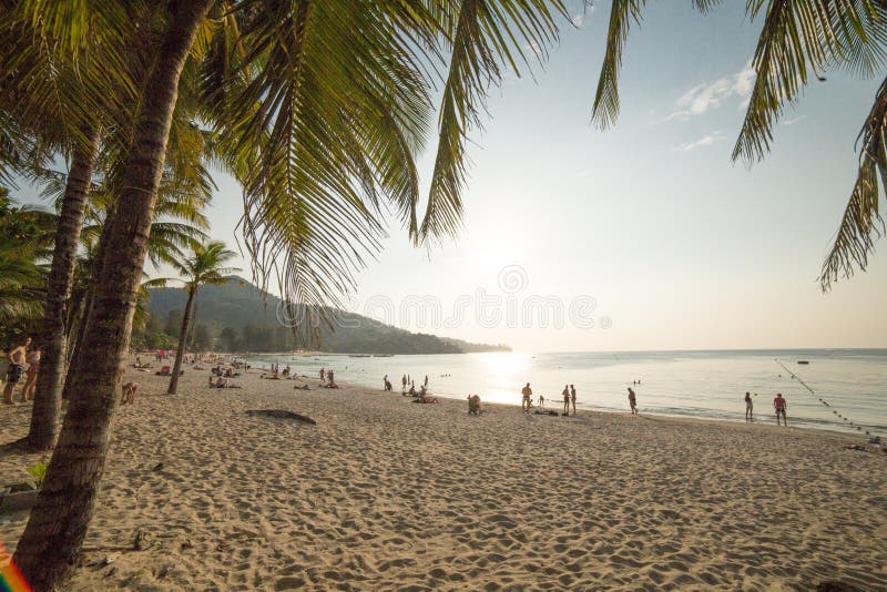 Coucher du soleil sur Kamala Beach image stock