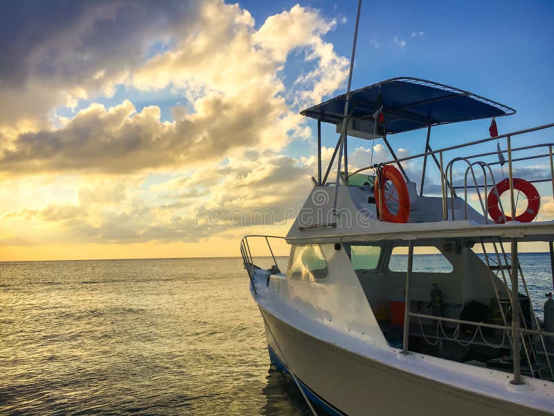 Coucher du soleil sur l'océan avec le bateau photo stock Coucher du soleil sur l'océan avec le bateau photo stock