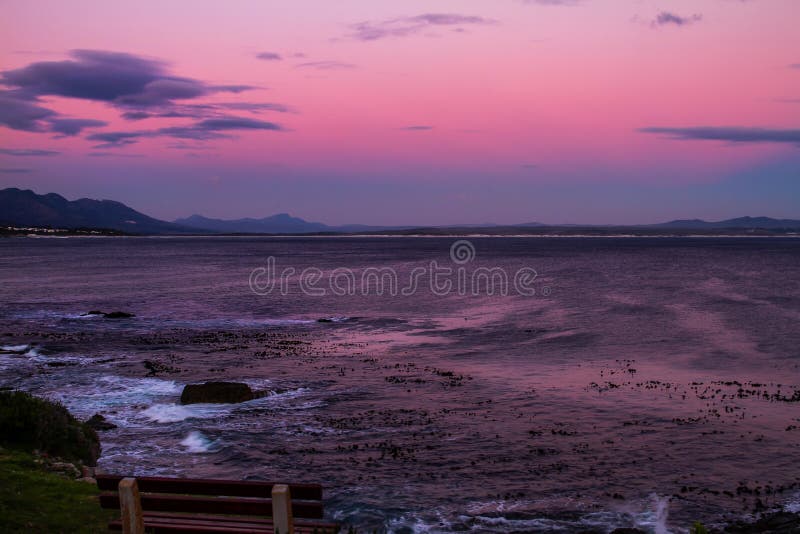 Coucher du soleil sur la baie de marcheur en Hermanus, Afrique du Sud image libre de droits Coucher du soleil sur la baie de marcheur en Hermanus, Afrique du Sud image libre de droits