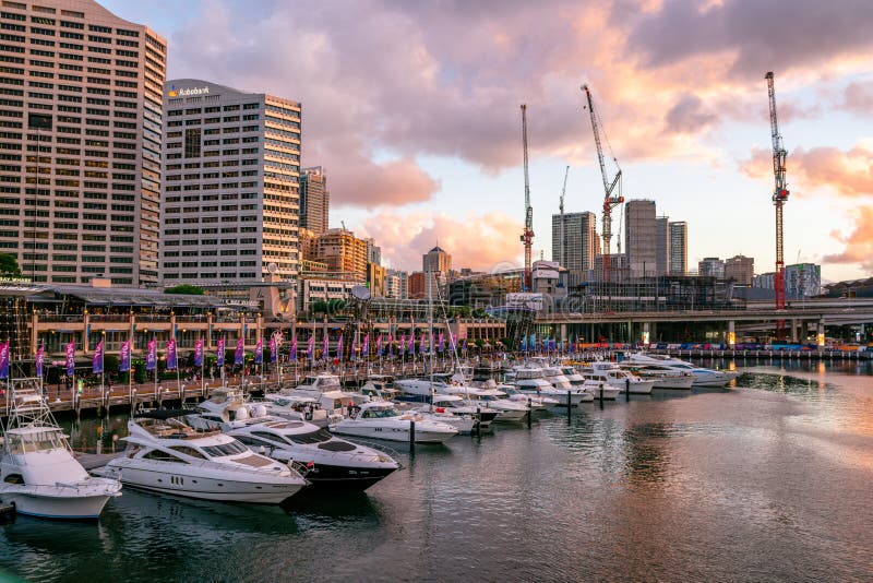 Coucher du soleil sur la marina de Darling Harbour avec des bateaux de yachts à Sydney NSW Australie photos libres de droits Coucher du soleil sur la marina de Darling Harbour avec des bateaux de yachts à Sydney NSW Australie photos libres de droits