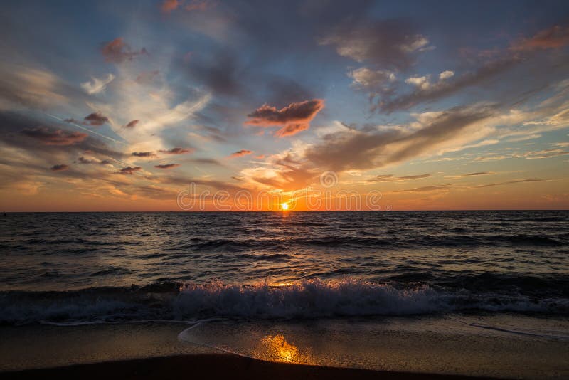 Coucher du soleil sur la mer Le soleil lumineux sur le ciel Vagues images libres de droits Coucher du soleil sur la mer Le soleil lumineux sur le ciel Vagues images libres de droits