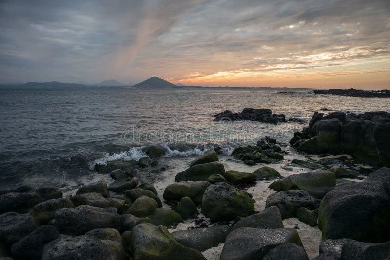 Coucher du soleil sur la plage avec le beau ciel, paysage de nature image libre de droits Coucher du soleil sur la plage avec le beau ciel, paysage de nature image libre de droits