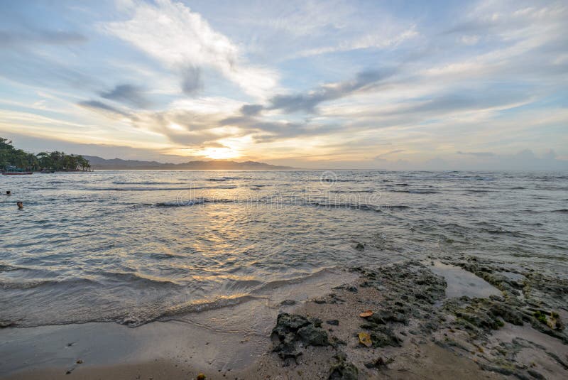 Coucher du soleil sur la plage de Puerto Viejo, Costa Rica photos stock Coucher du soleil sur la plage de Puerto Viejo, Costa Rica photos stock